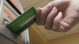 «Система перегнула палку»: россияне стали чаще жаловаться на блокировки банковских счетов